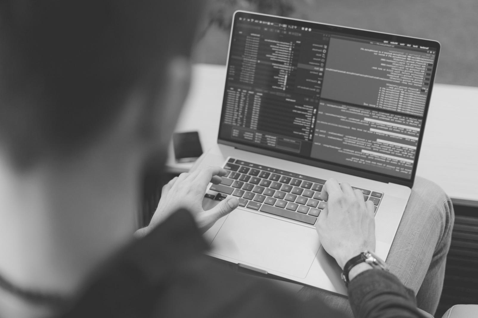 Studenti al lavoro su progetti di grafica 2D per giochi mobile