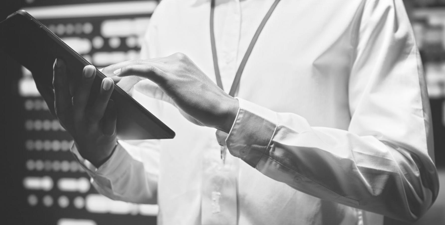 Studenti al lavoro su progetti di grafica per giochi mobile durante una sessione pratica