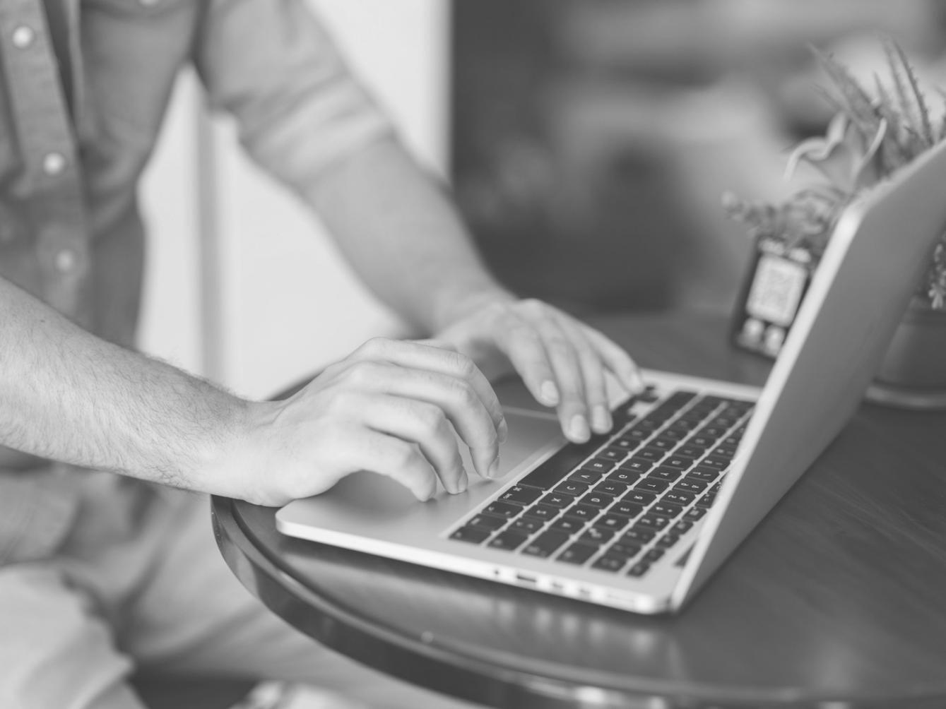 Spazio formativo xalviroqena con postazioni grafiche professionali